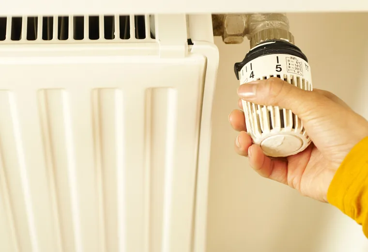 Valvola termostatica su radiatore domestico con manopola numerata